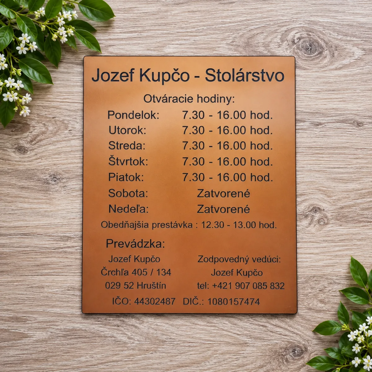 Tabuľka s otváracími hodinami na prevádzku