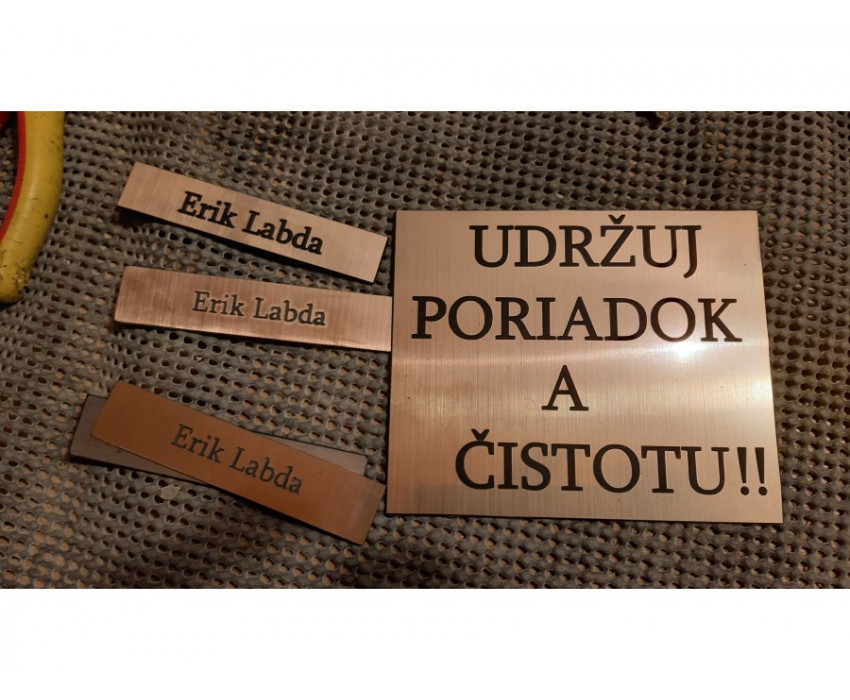 Gravírovanie štítkov, tabuliek, menovky
